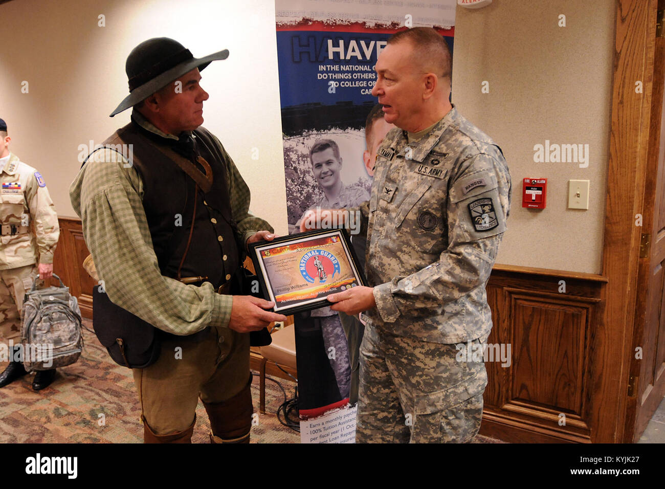 Le Colonel Craig Ekman, Garde nationale Senior Advisor de Fort Knox, Phillip Williams présente un certificat d'appréciation au cours d'une célébration d'anniversaire de la Garde côtière canadienne 376anniversaire à Fort Knox, Ky., 13 décembre 2012. KYNG (photo par le Sgt. Raymond Scott) Banque D'Images