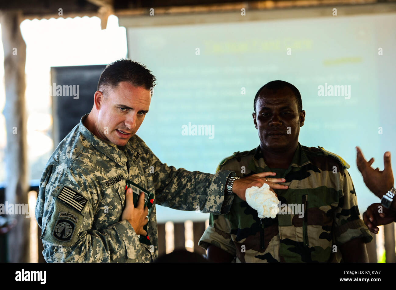 Le capitaine de l'armée américaine Matt Doughman, médecins, Certifié Assistant Section Médicale, 2e Bataillon, 138e Régiment d'artillerie, démontre les premiers soins de base et la lutte contre la vie sur le terrain des opérations de veille aux membres de l'armée dans les Comores Moroni, Comores, le 22 janvier 2013. Doughman est déployée à l'appui de la Combined Joint Task Force-Horn of Africa, qui mène des opérations militaires, des activités et des exercices pour promouvoir le partenariat, la sécurité et la prospérité en Afrique de l'Est. (U.S. Air Force photo par un membre de la 1re classe Nicholas Byers/libérés) Banque D'Images