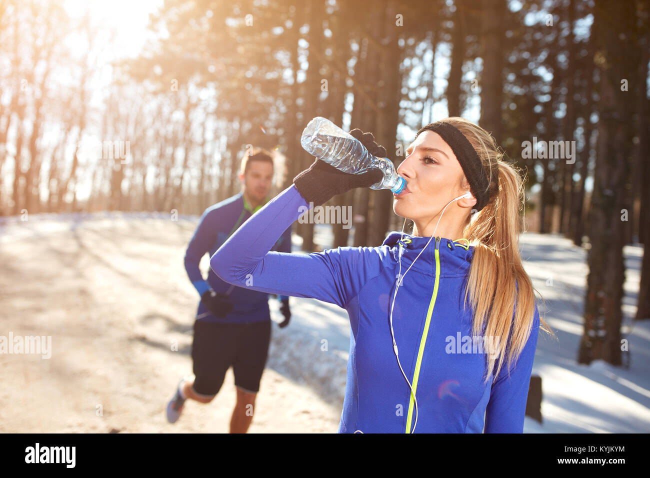 Grande sportive sur l'entraînement physique de l'eau potable dans la nature enneigée Banque D'Images