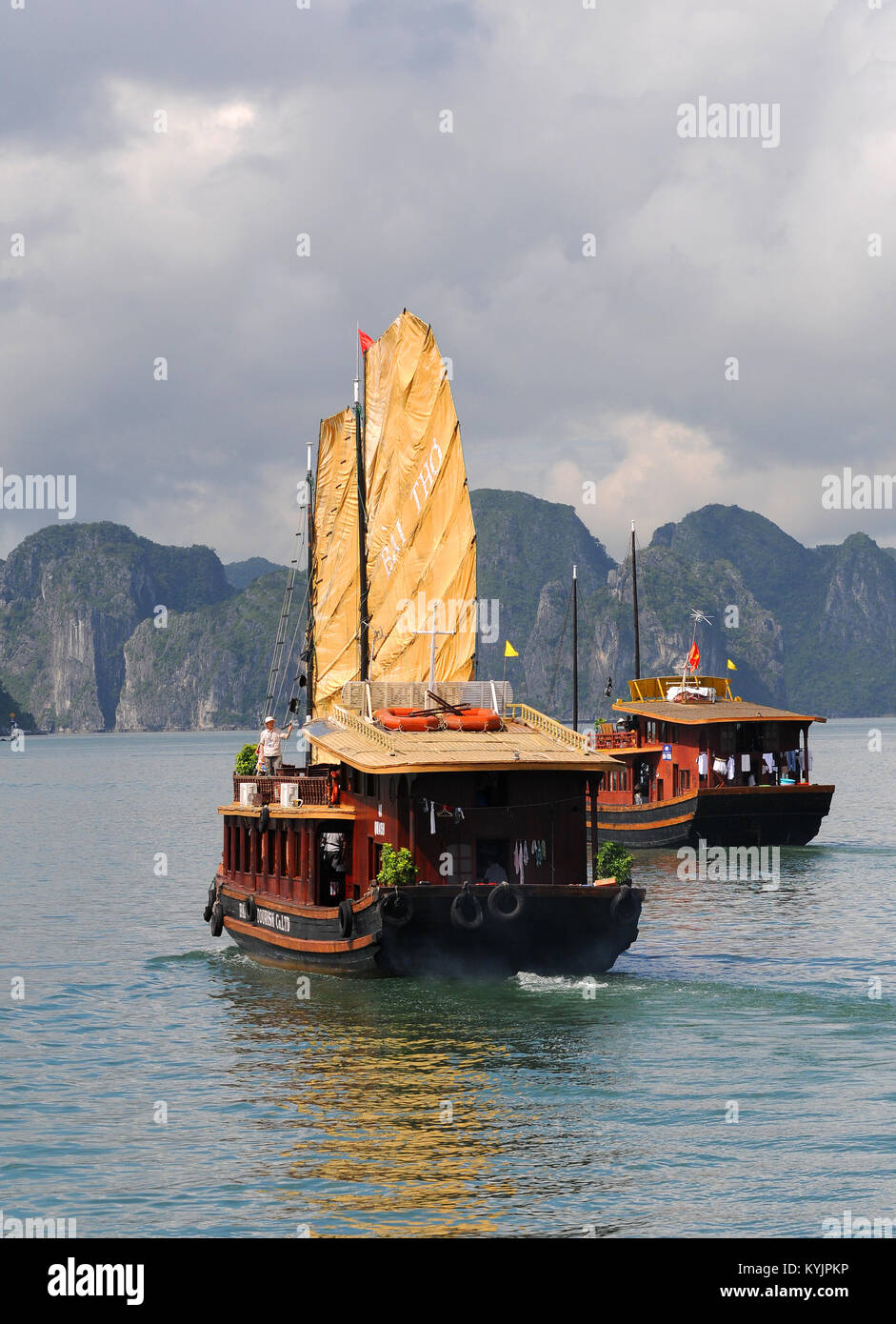 Bateau de tourisme la voile sur la célèbre baie d'Halong au Vietnam, Asie Banque D'Images