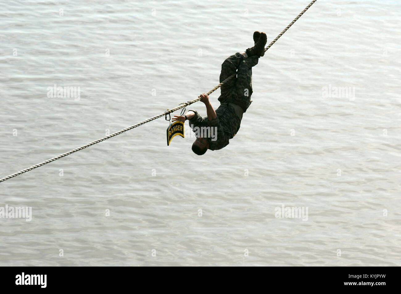 Meilleure équipe de compétition 35 Rangers Army National Guard Michigan membre Sgt. 1re classe Steven étincelles de toucher l'onglet Rangers à Fort Benning, en Géorgie, au cours de l'étang de la victoire sur les épreuves de natation, le 11 avril 2014. 35 de l'équipe place 17ième sur 51 équipes en compétition qui ont pris part à la compétition 2014 Meilleur Ranger. Meilleur Ranger remonte à 1982 et s'est limitée à des instructeurs qualifiés de Rangers servant dans l'Armée de terre Ministère de Rangers. La compétition s'est depuis développé pour permettre aux soldats qualifiés Ranger dans toutes les unités de l'Armée américaine à la concurrence.Le concours 2014 avait quatre équipes de Garde Nationale d'armée composée de soldats de Banque D'Images