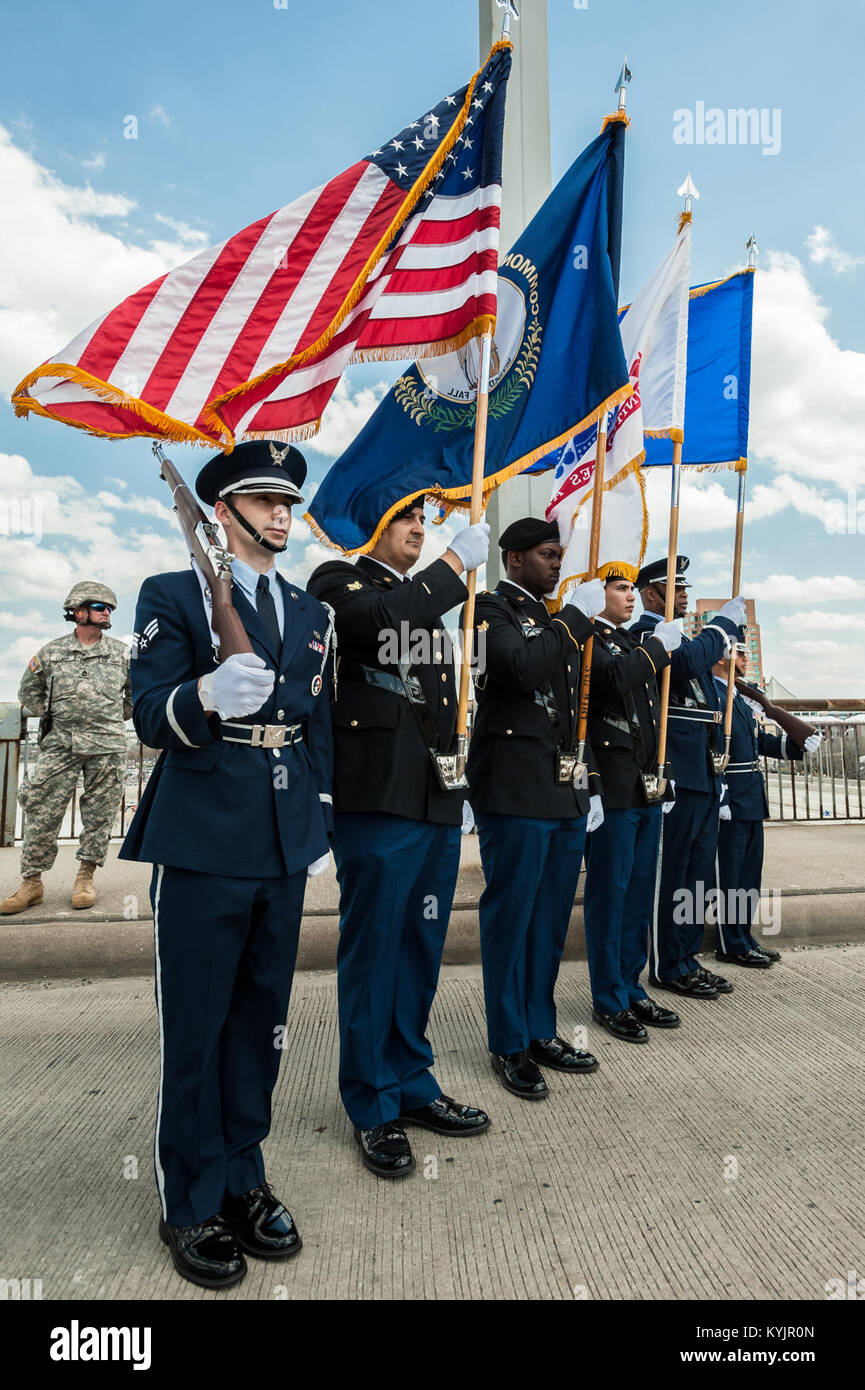 Un Joint Color Guard, composé de membres de l'Armée du Kentucky et de la Garde nationale aérienne, présente les couleurs sur la 2ème rue Bridge à Louisville, Ky., 12 avril 2014, pour commencer le Thunder sur Louisville air show. Le spectacle a attiré plus de 650 000 spectateurs cette année. (U.S. Photo de la Garde nationale aérienne par le Major Dale Greer) Banque D'Images