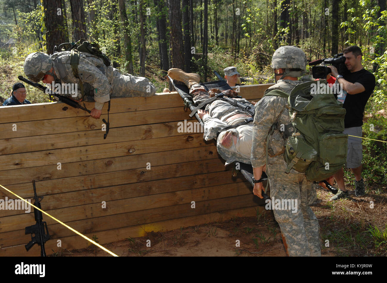 Meilleure équipe de compétition 35 Rangers (L à R) Michigan Army National Guard Le Sgt. 1re classe Steven Sparks et Virginia Army National Guard Le Capitaine Ryan Hubbs négocier un mur obstacle qu'ils doivent évacuer une victime simulée à Fort Benning, Géorgie, le 12 avril 2014. 35 de l'équipe place 17ième sur 51 équipes en compétition qui ont pris part à la compétition 2014 Meilleur Ranger. Meilleur Ranger remonte à 1982 et s'est limitée à des instructeurs qualifiés de Rangers servant dans l'Armée de terre Ministère de Rangers. La compétition s'est depuis développé pour permettre aux soldats qualifiés Ranger dans toutes les unités de l'armée américaine de livrer concurrence. Le concours 2014 avait f Banque D'Images