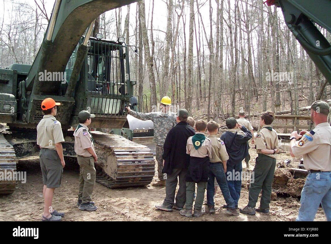 Le Sgt. Harold Johnson avec la 207e compagnie du génie explique le HYEX les capacités de terrassement pour les militaires du Camp Scout McKee dans le comté de Montgomery, Ky., 12 avril 2014. Les soldats de la 207e a travaillé avec les Scouts et plusieurs organismes non gouvernementaux à apporter des améliorations à la camp. (Photo de 1er lieutenant Levi Henderson)) Banque D'Images