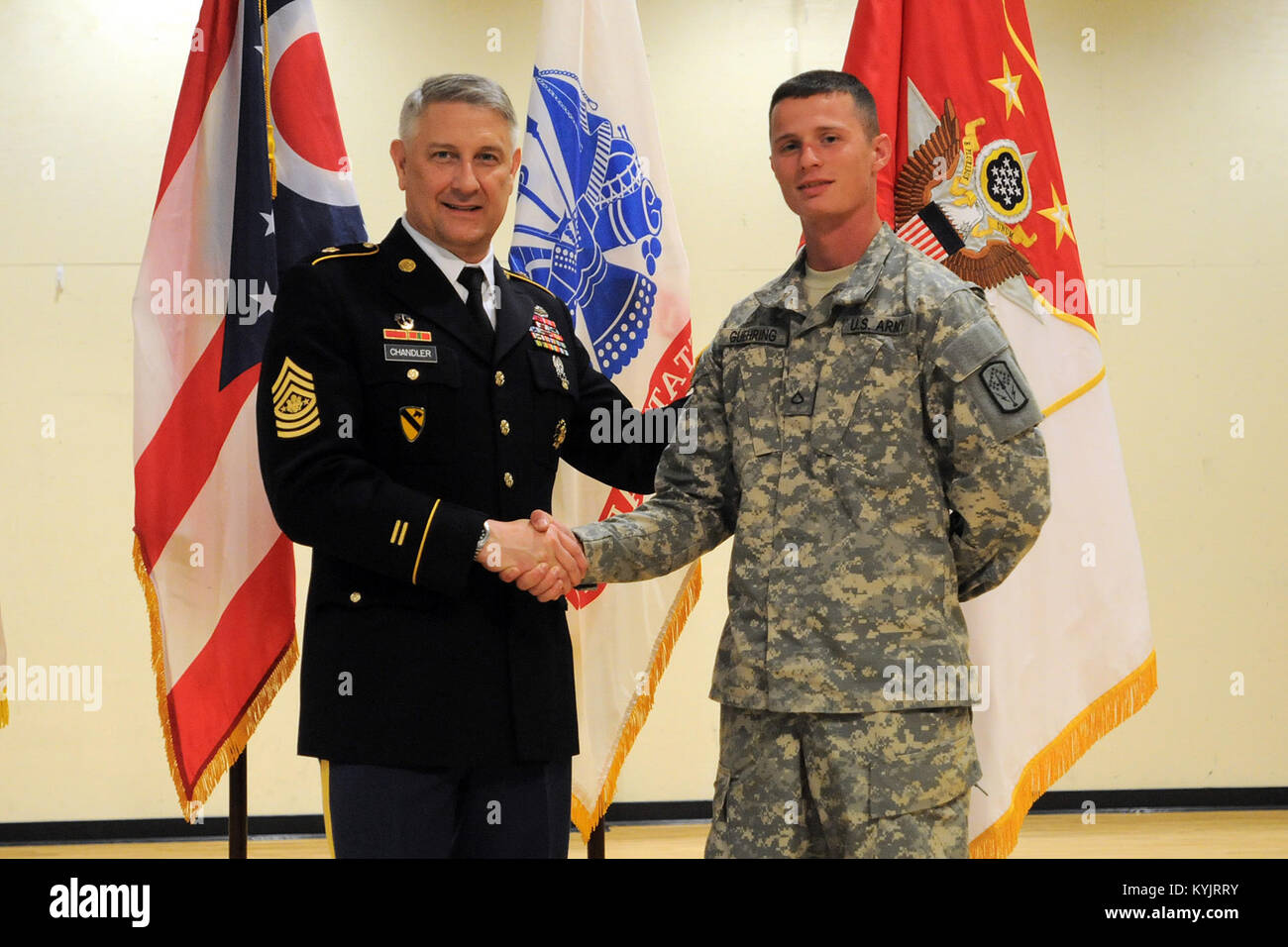 Le Sgt. Le major de l'Armée de Raymond F. Chandler III a rendu visite aux soldats de la Garde nationale de l'Ohio à l'Armory à Cincinnati, Ohio, le 11 juin 2014. (U.S. Photo de la Garde nationale par le sergent. Raymond Scott) Banque D'Images