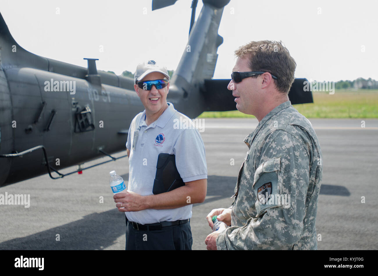 Le capitaine de la Garde nationale de l'Armée du Kentucky Forrest Holdsworth, UH-60 Blackhawk pilote pour la 63e Brigade d'aviation, parle avec Patrick Spoden, de la science et de l'officier des opérations pour la région de la station météorologique à Paducah, Ky., sur le désastre des capacités d'intervention de la Garde nationale du Kentucky pendant un exercice à Barkley Regional Airport à Paducah le 18 juin 2014. La California Air National Guard's 123e groupe le Plan d'intervention se joint à l'armée américaine 688th Port rapide ouvrant à l'exploitation d'un groupe Force-Port s'ouvrir lors de Capstone '14, un tremblement de terre-réponse à l'exercice Banque D'Images