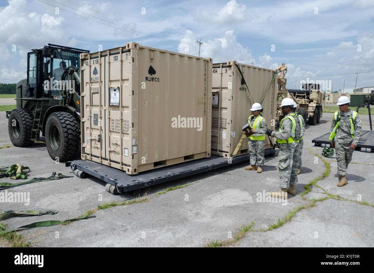 Les soldats de l'US Army's 688th ouvrant Port rapide inspection cargo le 18 juin 2014, avant le cerclage pour le transport vers un lieu appelé Capstone Nœud pendant '14, un exercice d'intervention d'un tremblement de terre à Fort Campbell, Kentucky. Le 688th RPOE a uni ses forces avec le California Air National Guard's 123e groupe le Plan d'intervention pour l'exploitation d'un groupe Force-Port ici ouverture du 16 juin au 19 juin 2014. (U.S. Air National Guard photo par le Sgt. Phil Speck) Banque D'Images