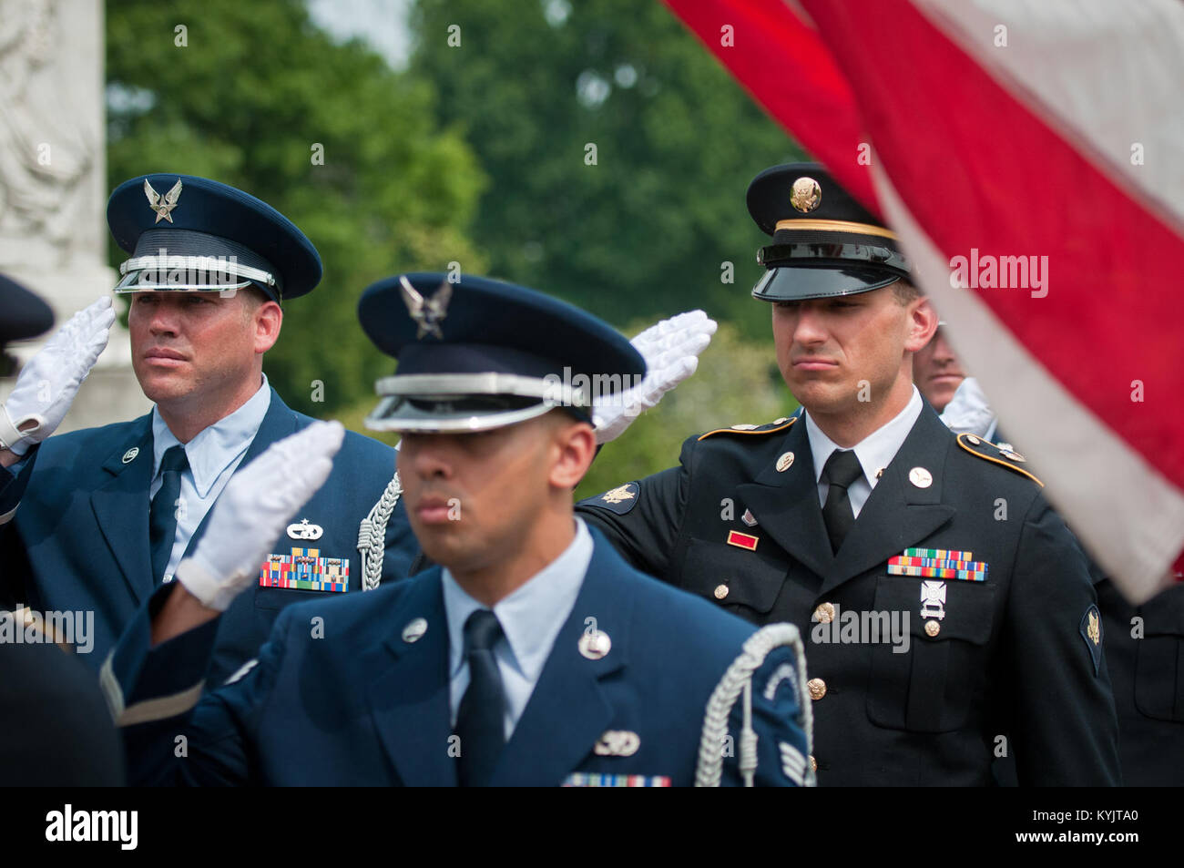 Un service de garde de couleur équipe composée du Kentucky et de l'Armée de l'air les membres de la Garde nationale présente les couleurs à, Ky., le 5 août 2014, tout en étant filmé par CBS Sports pour un spot télévisé. L'endroit a été diffusée au cours de la couverture nationale du réseau de l'Association des golfeurs professionnels d'Amérique du Valhalla Golf Club à Louisville, Ky., 4-10 août. (U.S. Air National Guard photo par le Sgt. Phil Speck) Banque D'Images