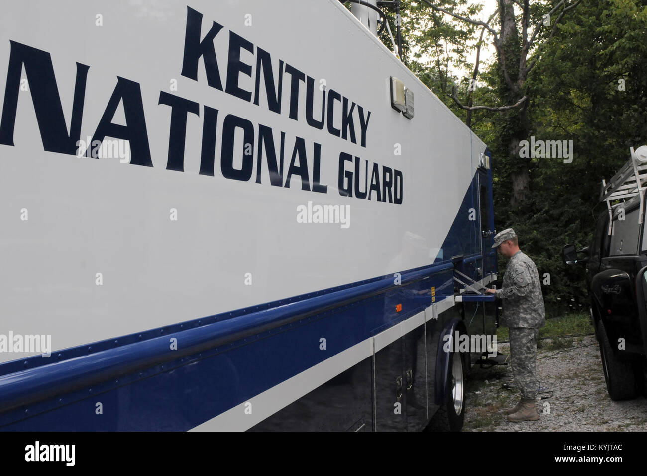 Les soldats de la Garde nationale du Kentucky d'aider la police locale avec détails de sécurité à Valhalla Golf Club à Louisville, Ky., pour le 96e Championnat de la PGA, le 7 août, 2014. (U.S. Photo de la Garde nationale par le sergent. Raymond Scott) Banque D'Images