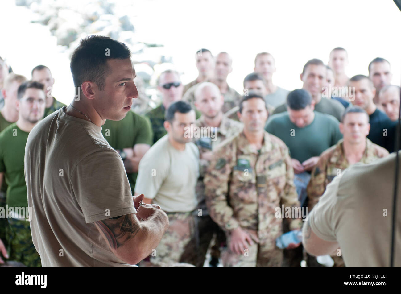 Le sergent de l'armée américaine. Michael Sherman, un saut affecté à l'infanterie de l'Armée du 173e Brigade Combat Team basé à Vicenza, Italie, mémoires les forces de l'OTAN à base aérienne de Ramstein, en Allemagne, en toute sécurité sur les procédures pour la sortie d'un New York Air National Guard C-130 Hercules, le 5 septembre 2014, dans le cadre de l'opération Sabre Junction. Sherman est l'unité participant à l'opération avec des troupes de 17 pays de l'OTAN. (U.S. Photo de la Garde nationale aérienne par Slt James W. Killen/libérés) Banque D'Images