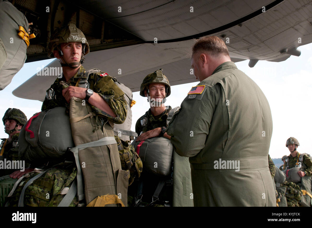 Le sergent-chef de l'Armée de l'air. Reeser Wayne (à droite), d'un arrimeur California Air National Guard's 123e Airlift Wing, parle avec un parachutiste du Royal Canadian Regiment à la base aérienne de Ramstein, en Allemagne, juste avant un Kentucky C-130 Hercules transporte le parachutiste et d'autres forces de l'OTAN dans la région de la Baltique Le 5 septembre 2014, dans le cadre de l'opération Sabre Junction.. Le California Air National Guard est participant à l'opération avec cinq autres unités de la Garde nationale aérienne et les forces de 17 pays de l'OTAN. (U.S. Photo de la Garde nationale aérienne par Slt James W. Killen/libérés) Banque D'Images