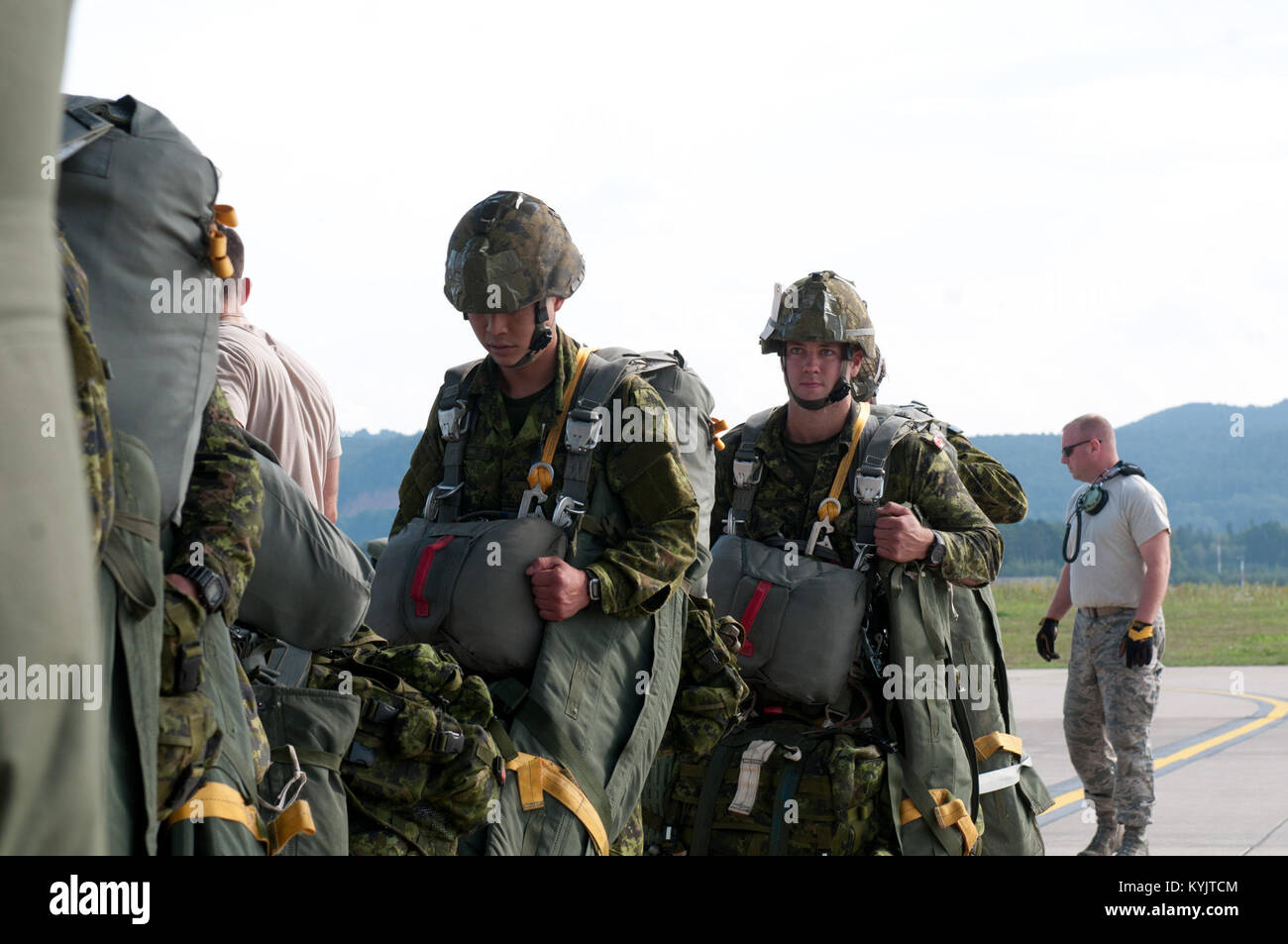 Air Force Tech. Le Sgt. Matthieu Killen (à droite), chef d'équipe avec le Kentucky Air National Guard's 123e Airlift Wing, effectue un dernier contrôle avant de débris un Kentucky C-130 Hercules décolle de la Base aérienne de Ramstein, en Allemagne, le 5 septembre 2014, l'OTAN transportant des parachutistes à l'appui de l'opération Sabre Junction. La 123a participé à l'exercice d'entraînement avec cinq autres unités de la garde de l'air et des troupes de 17 pays de l'OTAN. (U.S. Photo de la Garde nationale aérienne par Slt James W. Killen) Banque D'Images
