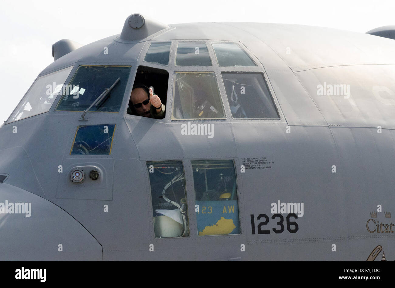 Le Lieutenant-colonel de l'Armée de l'air Charles Hans, commandant d'un aéronef avec l'Alaska Air National Guard's 123e Airlift Wing, communique avec les équipes au sol de l'habitacle de son C-130 Hercules au retour d'une mission de largage de la région de la Baltique Le 8 septembre 2014, au cours de l'opération Sabre Junction. La 123a participé à l'exercice d'entraînement avec cinq autres unités de la garde de l'air et des troupes de 17 pays de l'OTAN. (U.S. Photo de la Garde nationale aérienne par Slt James W. Killen) Banque D'Images