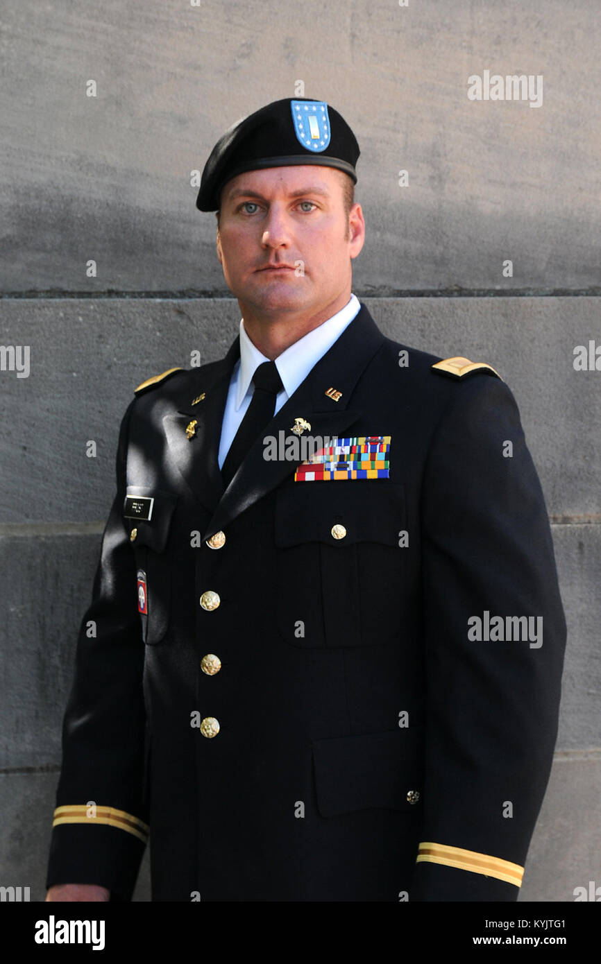 2LT Seth Ryan Frost (ville natale de Mount Juliet, TN) est le fils de USNR Le capitaine Steven Robert Frost et Mme Sue Anne Frost. Son épouse est Jill Frost, et il a aussi trois filles, Taylor, Reagan et le gel. Sanguins ALYX 2LT Frost poursuit son baccalauréat ès arts en administration des soins de santé de Colombie-Britannique Université du Sud et occupe actuellement un poste civil de pompier ambulancier pour la ville de Franklin, TN. 2LT Frost enrôlé 27 juillet 1995 dans l'United States Navy Réserver et déployée le 11 septembre 2011 - 11 septembre 2012 à l'appui de l'opération Enduring Freedom au camp de la pierre, l'Afghanistan Banque D'Images