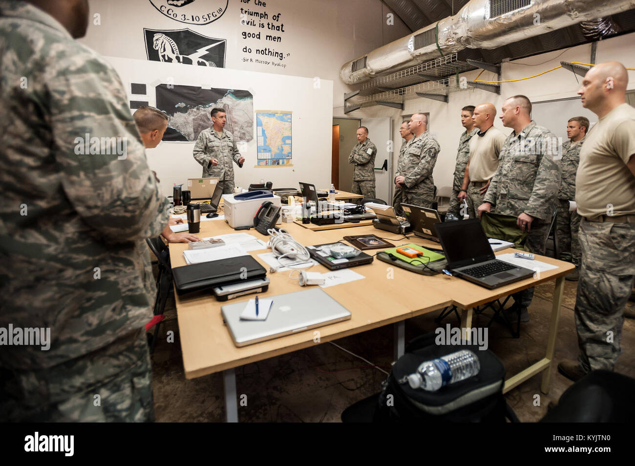 Le Lieutenant-colonel de l'Armée de l'air du Kentucky Bancroft Bruce Air National Guard's 123e réponse d'urgence groupe parle aux membres de l'unité à propos de leur rôle dans l'opération United l'aide pendant une réunion d'information dans le centre d'opérations commun à l'aéroport International Léopold Sédar Senghor de Dakar, Sénégal, 5 octobre 2014. Les gardes de l'air du Kentucky s'est levé une base d'étape intermédiaire à l'aéroport qui vous funnel fournitures humanitaires et de matériel vers l'Afrique de l'Ouest dans le cadre de l'effort international de lutte contre le virus Ebola. (U.S. Photo de la Garde nationale aérienne par le Major Dale Greer) Banque D'Images