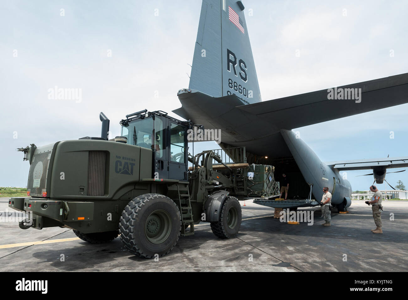 Aerial porteurs dans les Kentucky Air National Guard's 123e groupe le Plan d'intervention d'une palette de chargement des globules rouges et de plasma congelé sur un C-130 Hercules de la Base aérienne de Ramstein, en Allemagne, le 10 octobre 2014, à l'aéroport International Léopold Sédar Senghor de Dakar, Sénégal. L'antenne des bagagistes sont partie de Force-Port Sengal Ouverture d'un centre de fret aérien, c'est l'acheminement de fournitures humanitaires et de matériel vers l'Afrique de l'Ouest à l'appui de l'opération United Assistance, l'effort international de lutte contre le virus Ebola. (U.S. Photo de la Garde nationale aérienne par le Major Dale Greer) Banque D'Images