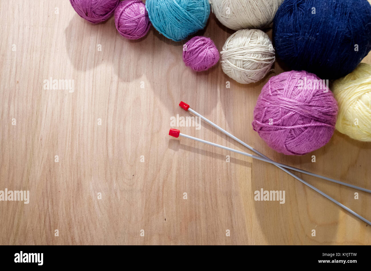 Boules de fils de laine à tricoter sur la table. Vêtements chauds mad Banque D'Images