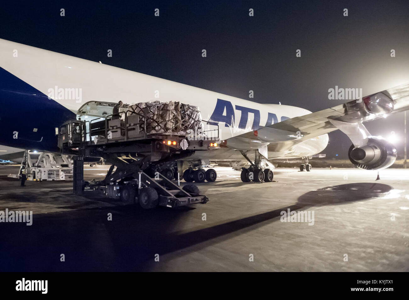 Les porteurs de l'antenne de Kentucky Air National Guard's 123e groupe le Plan d'intervention au large de 85 tonnes d'aide humanitaire à partir d'un avion cargo de 747 à l'aéroport International Léopold Sédar Senghor de Dakar, Sénégal, le 2 novembre, 2014. Les marchandises, qui comprend les fournitures médicales et les pays fournisseurs de matériel de soutien, sera mis en scène dans une cour avant d'être transportés par avion cargo au Libéria à bord de Air Force C-130s à l'appui de l'opération United aide, l'Agence américaine pour le développement international, dirigée par l'ensemble du gouvernement visant à contenir l'épidémie du virus Ebola en Afrique de l'Ouest. (U.S. Photo de la Garde nationale aérienne Banque D'Images