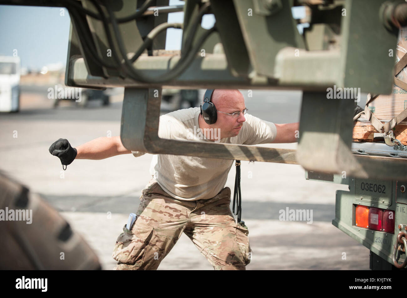 U.S. Air Force Tech. Le Sgt. Jarrod Blanford, une antenne porter à partir de l'Alaska Air National Guard's 123e groupe le Plan d'intervention, diriger le placement d'une palette de fret humanitaire à partir d'un chariot élévateur tout-terrain sur un chargeur Halverston à l'aéroport International Léopold Sédar Senghor de Dakar, Sénégal, Novembre 4, 2014. Les marchandises seront ensuite transférées à un U.S. Air Force C-130 de Dyess Air Force Base, Texas, pour livraison à Monrovia, au Libéria, dans le cadre de l'opération United Assistance, l'Agence américaine pour le développement international, dirigée par l'ensemble du gouvernement visant à contenir l'Eb Banque D'Images