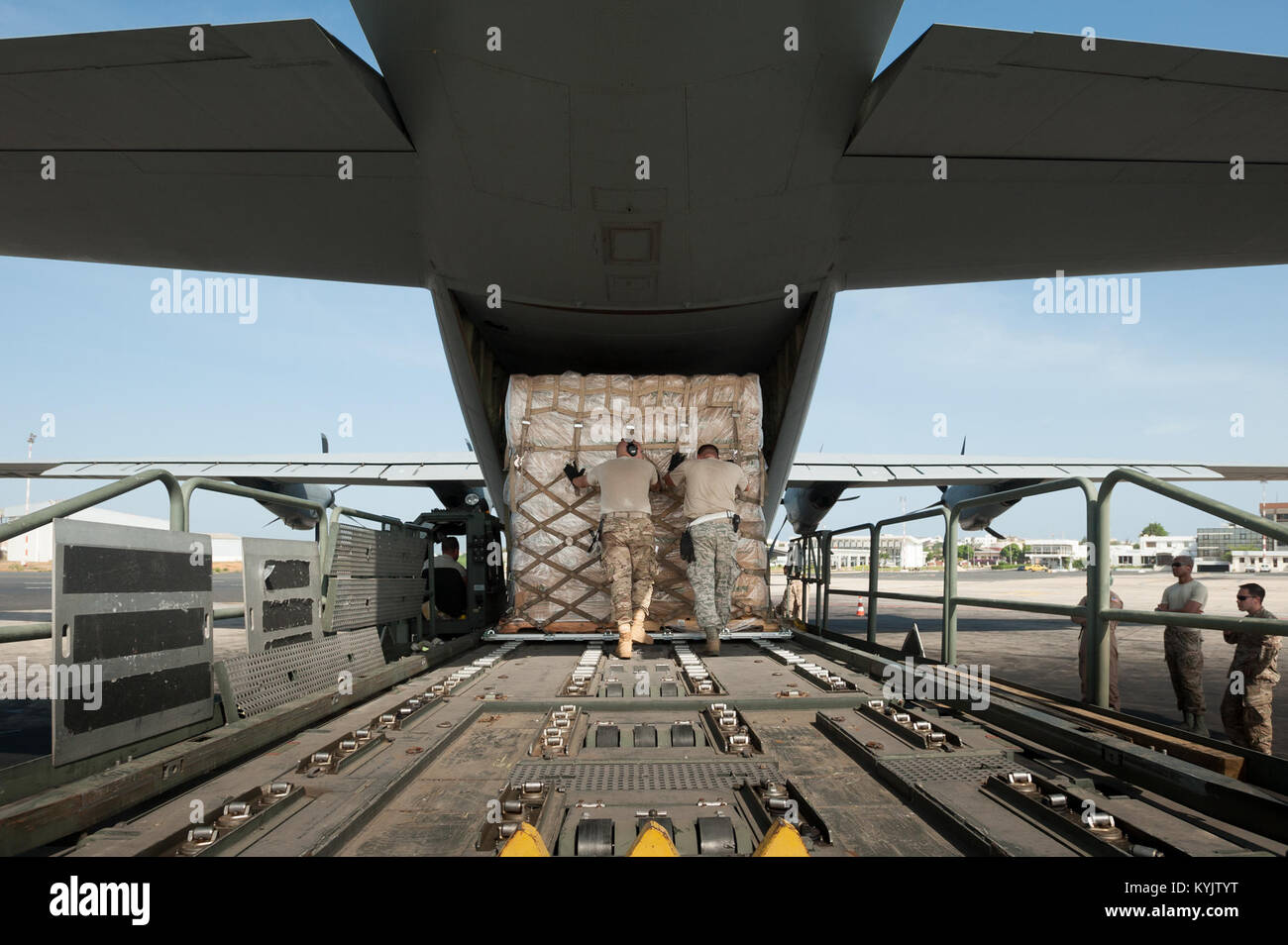 Aerial porteurs dans les Kentucky Air National Guard's 123e réponse d'un groupe de palettes sur un cargo C-130 de Dyess Air Force Base, Texas, à l'aéroport International Léopold Sédar Senghor de Dakar, Sénégal, Novembre 4, 2014. La Kentucky aviateurs sont de l'exploitation d'un port de débarquement aérien pour acheminer l'aide humanitaire au Libéria dans le cadre de l'opération United aide, l'Agence américaine pour le développement international, dirigée par l'ensemble du gouvernement visant à contenir l'épidémie du virus Ebola en Afrique de l'Ouest. (U.S. Photo de la Garde nationale aérienne par le Major Dale Greer) Banque D'Images