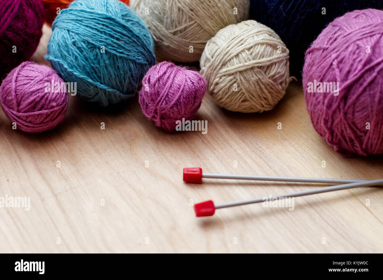 Boules de fils de laine à tricoter sur la table. Vêtements chauds mad Banque D'Images