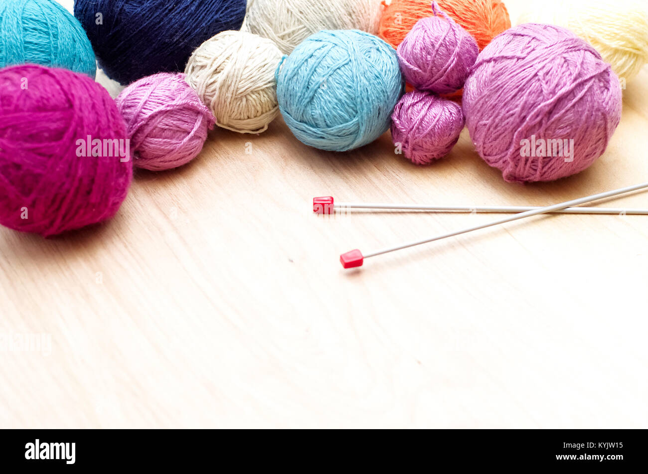 Boules de fils de laine à tricoter sur la table. Vêtements chauds mad Banque D'Images