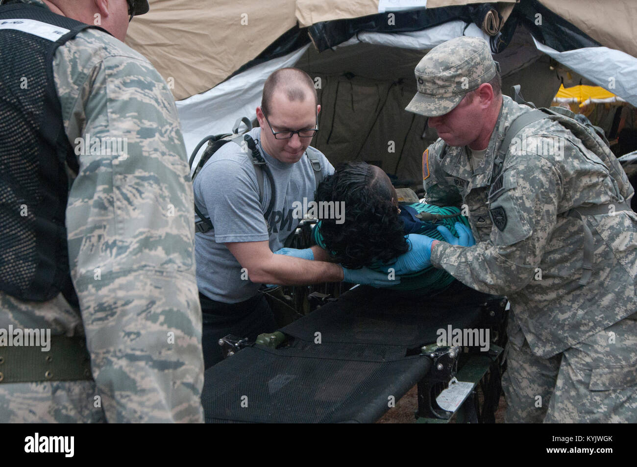 Des soldats de la Garde nationale du Kentucky CERFP déplacer un patient simulé à partir de la zone chaude dans la zone froide pour d'autres dans le cadre de l'opération de triage Starke Thunder au Camp Blanding dans Starke, en Floride, le 13 janvier 2015. Les patients non ambulatoires ont été déplacées par la décontamination à l'aide d'un brancard placé sur des rouleaux. (U.S. Photo de la Garde nationale aérienne par le sergent. Vicky Spesard) Banque D'Images