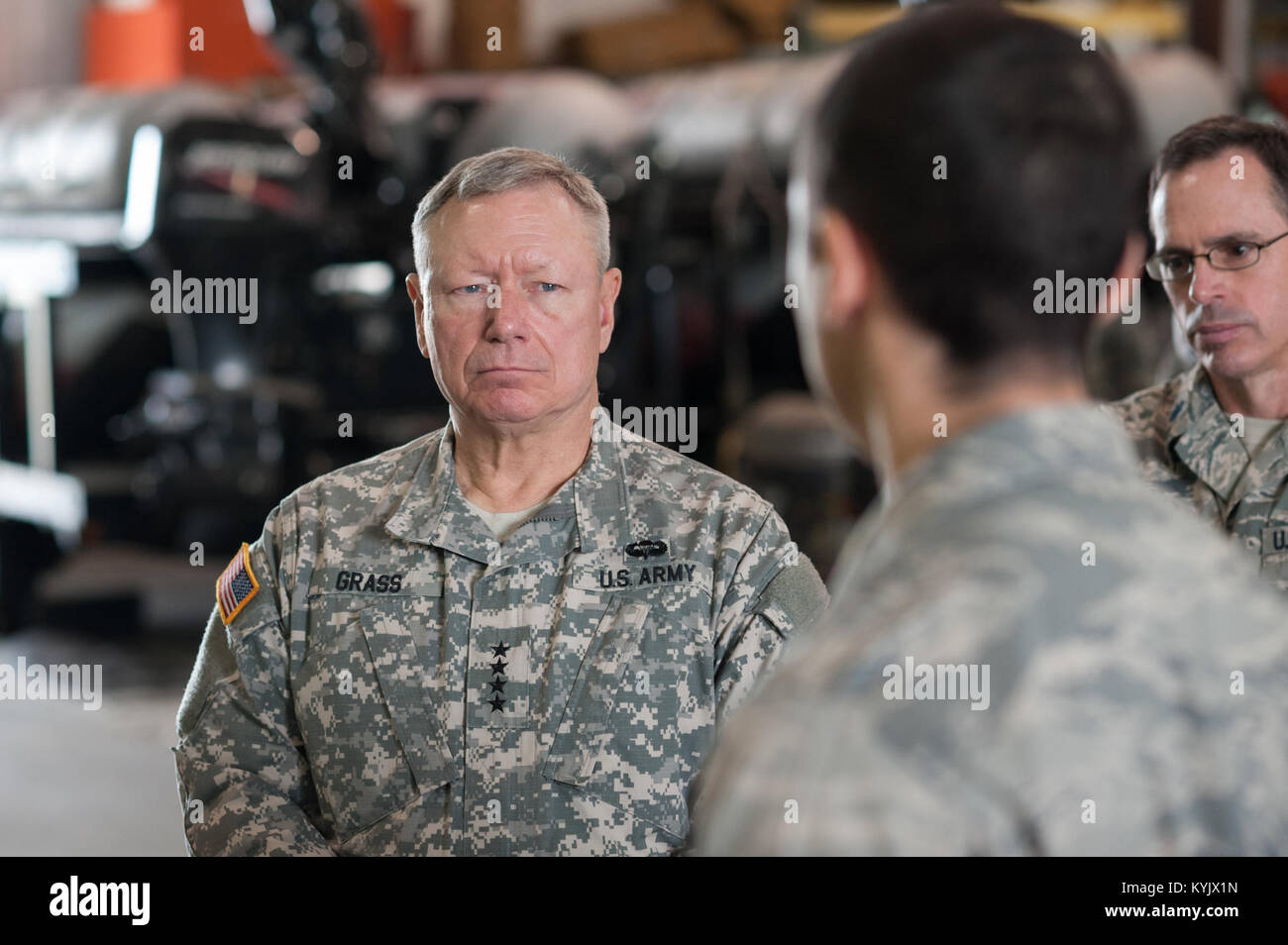 Le général de l'armée Frank J. Grass, chef de la Garde nationale, le Bureau reçoit une brève mission de membres du 123e Escadron tactique spéciale au cours d'une visite de la base de la Garde nationale aérienne du Kentucky à Louisville, Ky., 18 avril 2015. L'herbe a également assisté à la Thunder over Louisville air show le 18 avril que l'invité de l'adjudant général du Kentucky, le Major-général Edward W. Tonini. La California Air Guard a fourni un appui logistique pour les aéronefs militaires battant le spectacle, y compris le U.S. Air Force Thunderbirds. (U.S. Photo de la Garde nationale aérienne par le Major Dale Greer) Banque D'Images