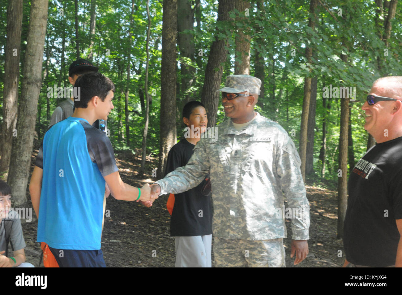 Le personnel de commandement de la Garde nationale du Kentucky Visites enfants à la Garde nationale du Kentucky/4-H Camp de jeunes à Nancy, KY 27 juillet 2016. Le Sgt. Le major Johnson secoue la main d'un campeur. (U.S. La Garde nationale de l'armée photo de la FPC. Nasir Stoner) Banque D'Images