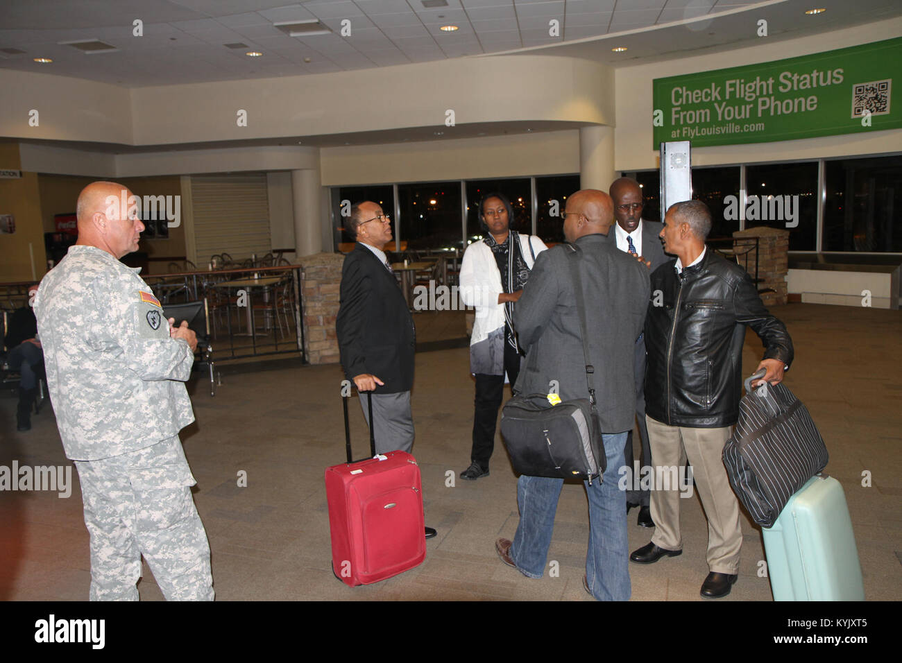 LOUISVILLE, KY (12 Sep 15) - Adjudant général adjoint du Kentucky, Brig. Le général Charles Jones, se félicite de l'Aéroport International de Louisville à djiboutienne dimanche soir. La Garde nationale du Kentucky est l'hôte de plusieurs membres de l'armée et du gouvernement de Djibouti cabinets dans le cadre de l'État du Kentucky Guard Partenariat avec Djibouti. Les membres civils de la délégation djiboutienne : ministres de la santé, des affaires étrangères, les chambres de commerce, et l'Université de Djibouti. Les chefs militaires de la défense, de l'Air Force, la logistique, l'éducation militaire et du matériel représenté le militar djiboutienne Banque D'Images