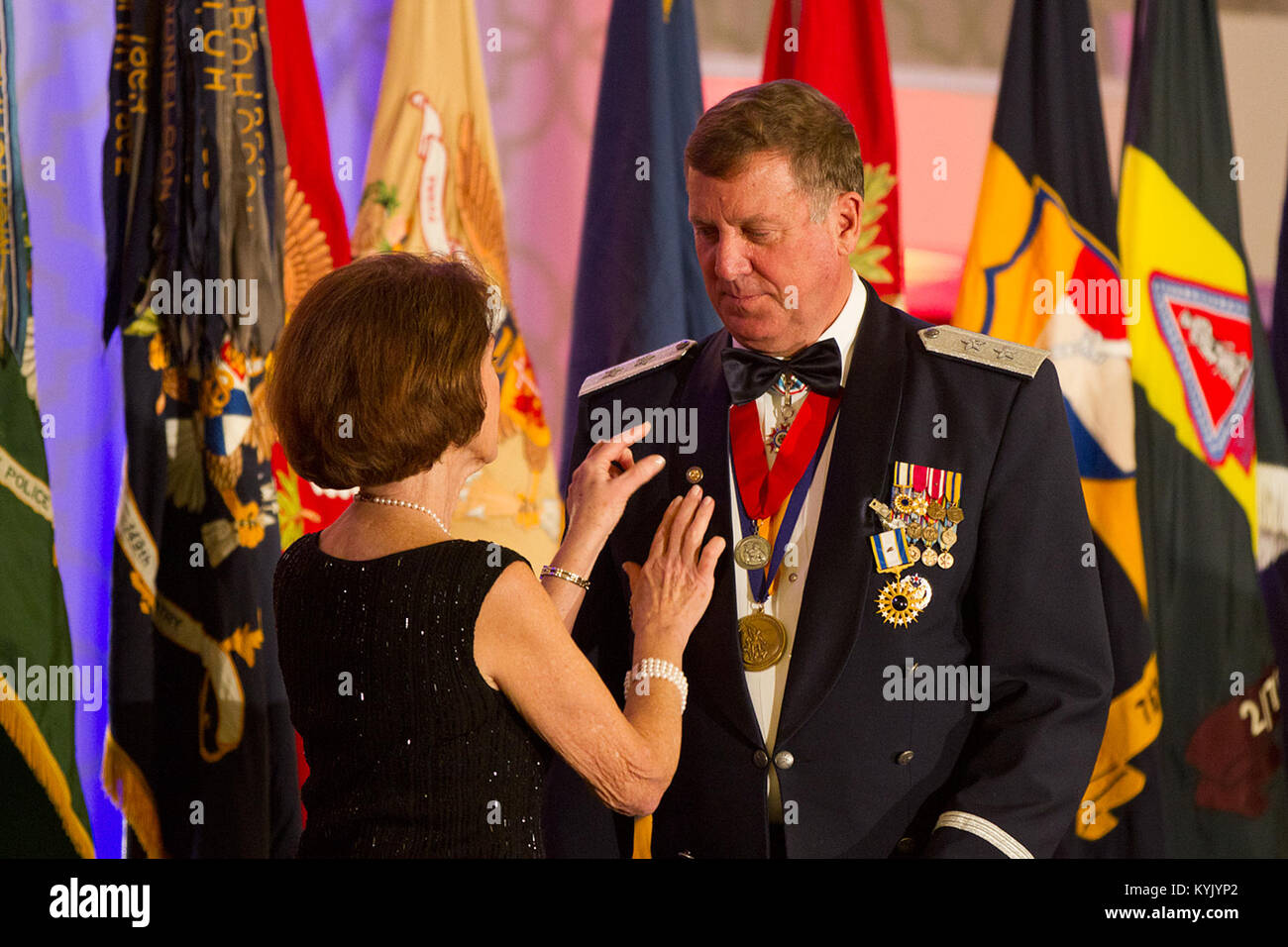 Le major-général Edward W. Tonini a été honoré lors d'une cérémonie de la retraite à Louisville, Ky., novembre 21, 2015, conclusion d'une carrière de 47 ans de service militaire. (U.S. Photo de la Garde nationale par le sergent. Raymond Scott) Banque D'Images