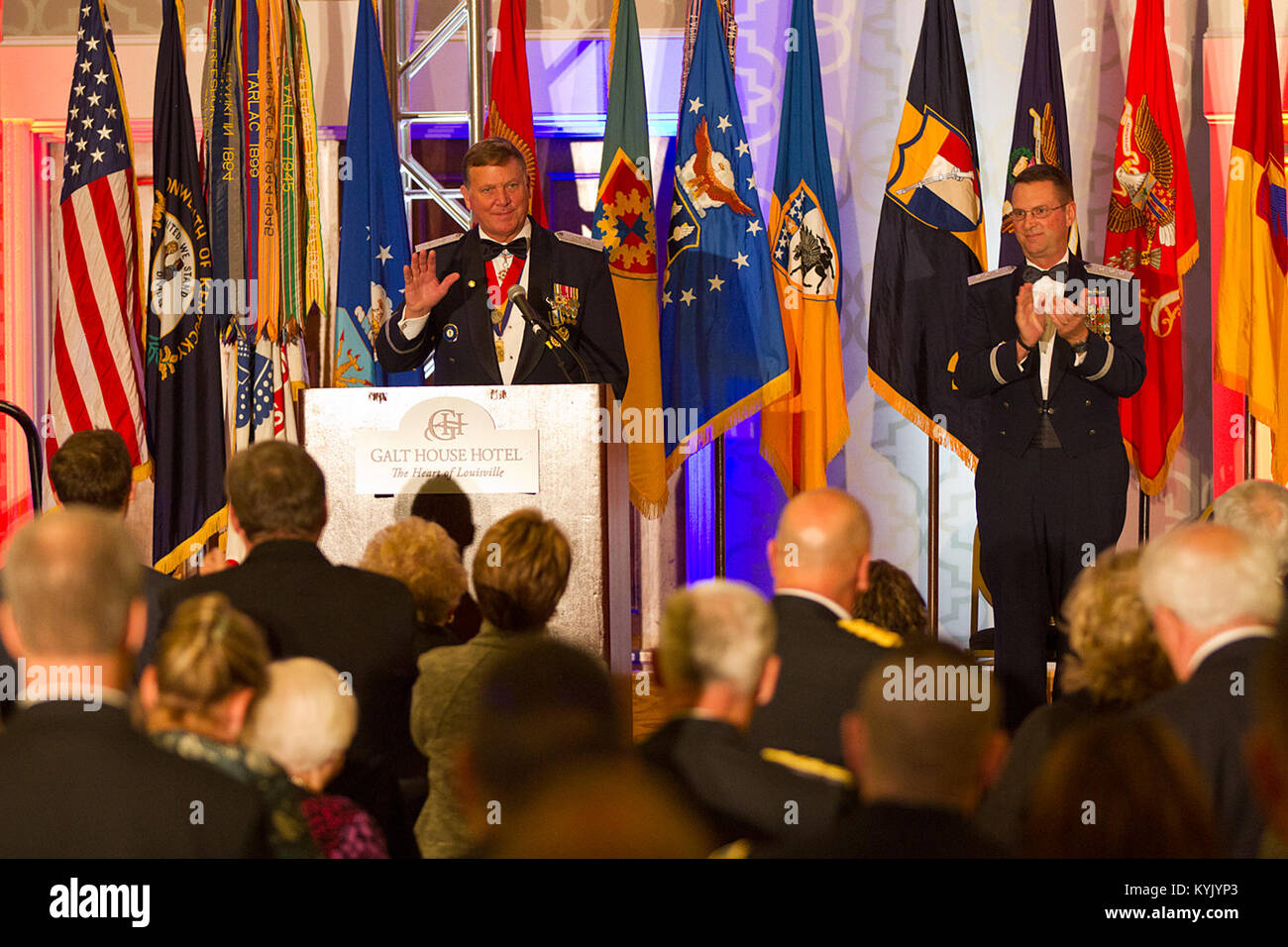 Le major-général Edward W. Tonini a été honoré lors d'une cérémonie de la retraite à Louisville, Ky., novembre 21, 2015, conclusion d'une carrière de 47 ans de service militaire. (U.S. Photo de la Garde nationale par le sergent. Raymond Scott) Banque D'Images