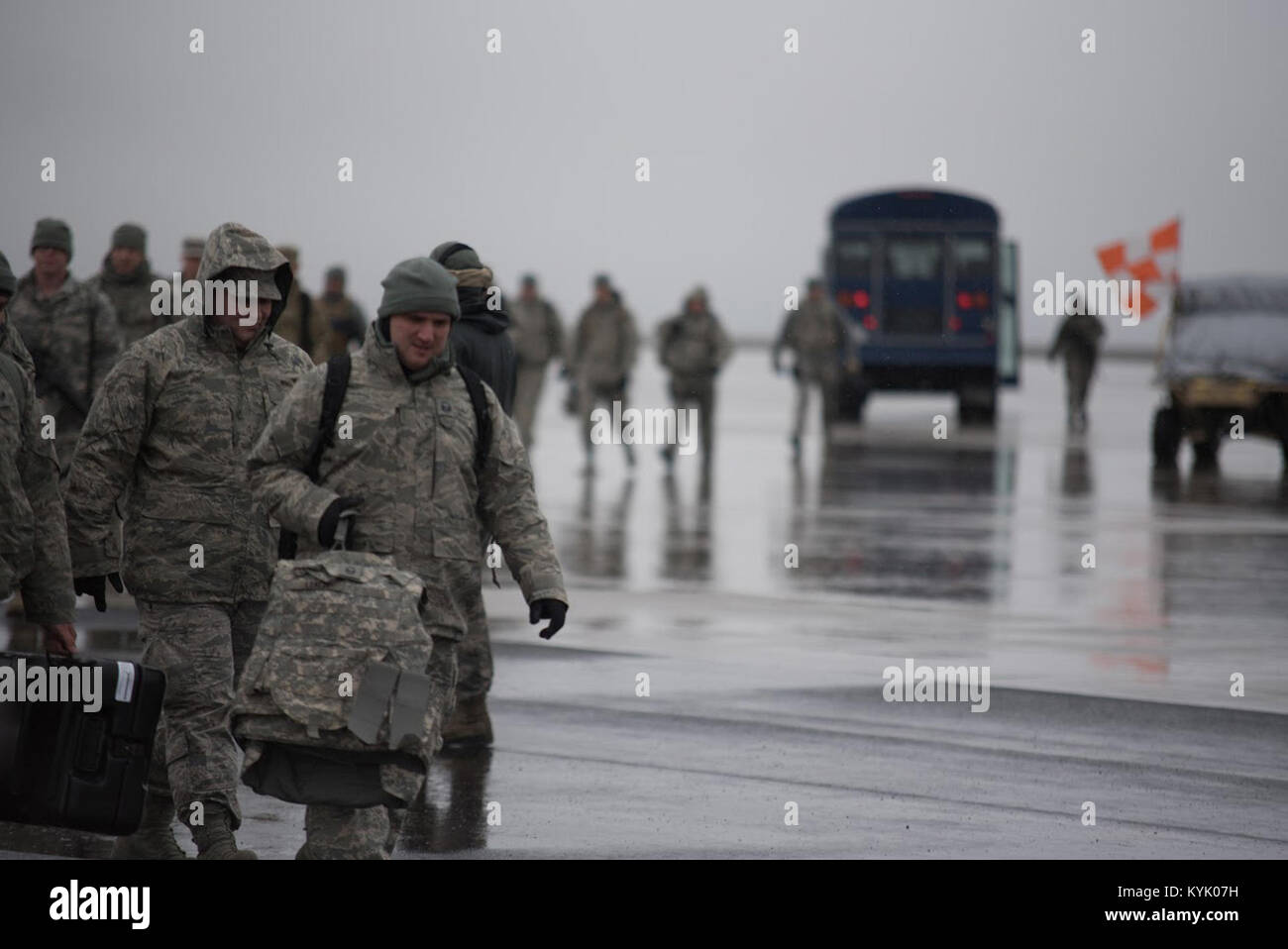 Aviateurs du Kentucky Air National Guard's 123e groupe le Plan d'intervention arrivent à Amédée Army Airfield, en Californie, au cours de l'opération bûcheron le 7 mars 2016. La California Air National Guard 123e du CRG, l'US Army's 688th ouvrant Port rapide et une équipe de l'Agence Logistique de la Défense participent tous à l'exercice d'une semaine. (California Air National Guard photo par le Sgt. Phil Speck) Banque D'Images