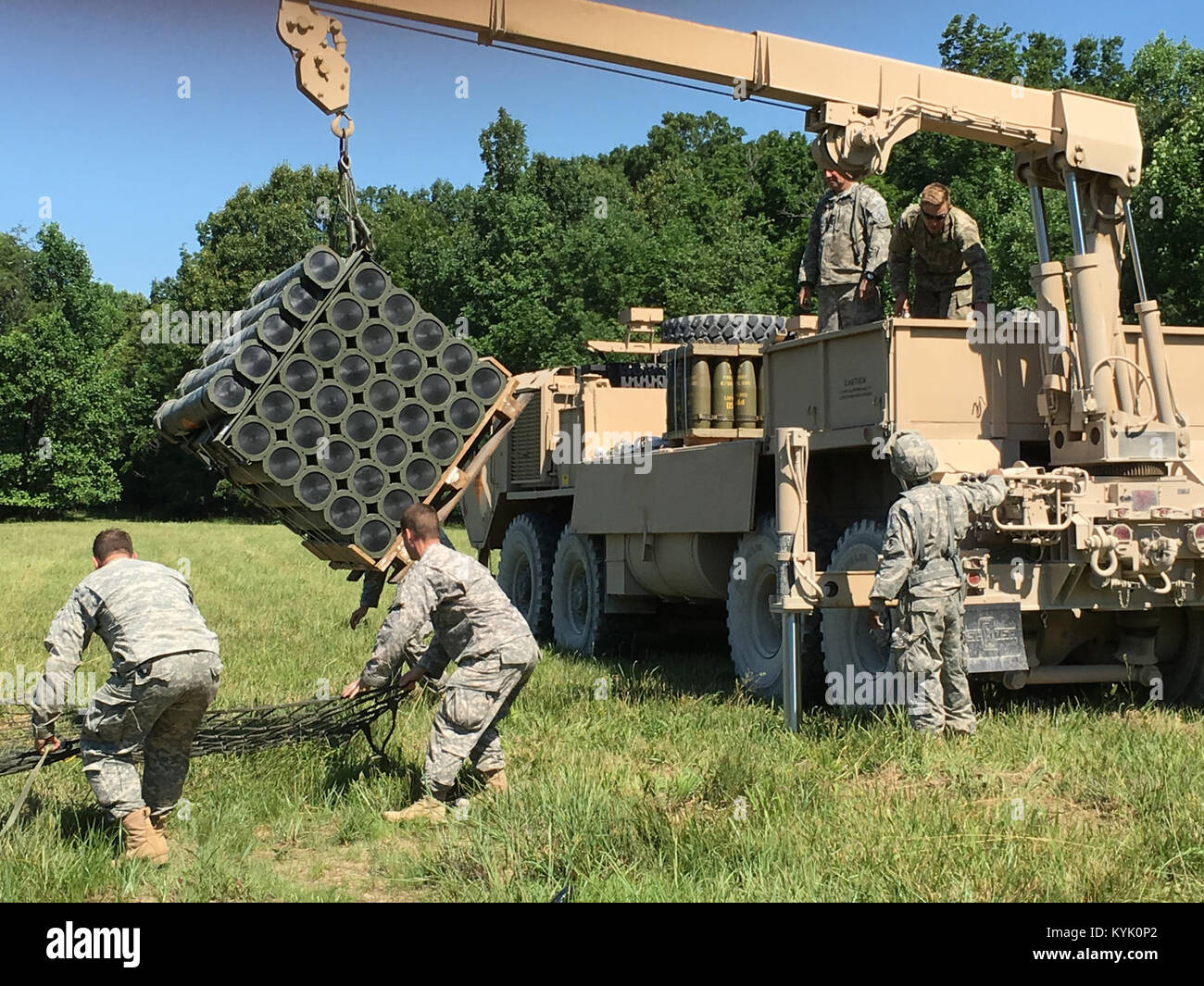 Les soldats du 2e Bataillon, 138e Brigade d'artillerie de campagne et 2e bataillon du 147e travailler ensemble à préparer l'Aviation 69 155mm de haut projectiles explosifs (munitions) et 40 M231 Artillerie modulaire des systèmes de charge (CMA) et les fusibles pour le transport via les opérations de charge de l'élingue. Air Assault soldats qualifiés avec le 2/138ème FA BN ont reçu une formation de recyclage par 2/147ème durant leur entraînement annuel à Fort Knox, Kentucky, le 16 juin 2016. (US Army National Guard Photo par le Major Carla Raisler) Banque D'Images