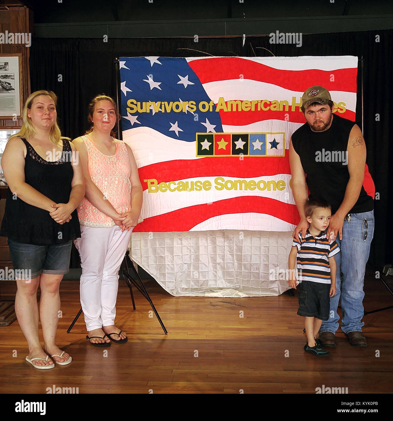 Les membres survivants famiy de Bobby Jo Martin Jr. se rassemblent pour se souvenir de sa mémoire à bord du Belle de Cincinnati, le long de la rivière Ohio à Newport, Ky., juin 12. Martin fils adopté en 2012, mais ils continuent à garder sa mémoire en vie. C'est la deuxième famille riverboat ride. (U.S. La Garde nationale de l'armée photo par le Sgt. Brandy Mort) Banque D'Images