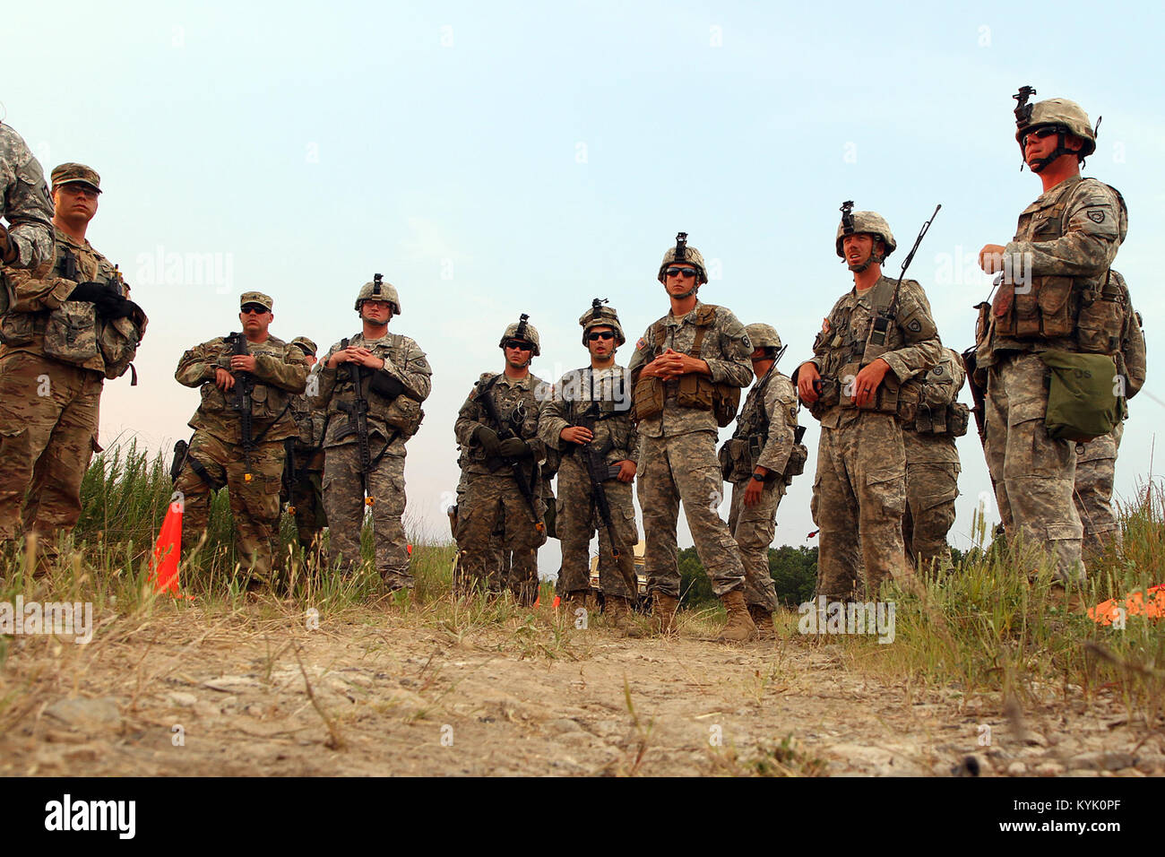 Les soldats avec la conduite d'une compagnie de sapeurs 1123Rd un après-action-examen après une violation de l'exercice au Wendell H. Ford Centre de formation régional à Greenville, Ky., 13 juin 2016. (U.S. Photo de la Garde nationale par le sergent. Raymond Scott) Banque D'Images