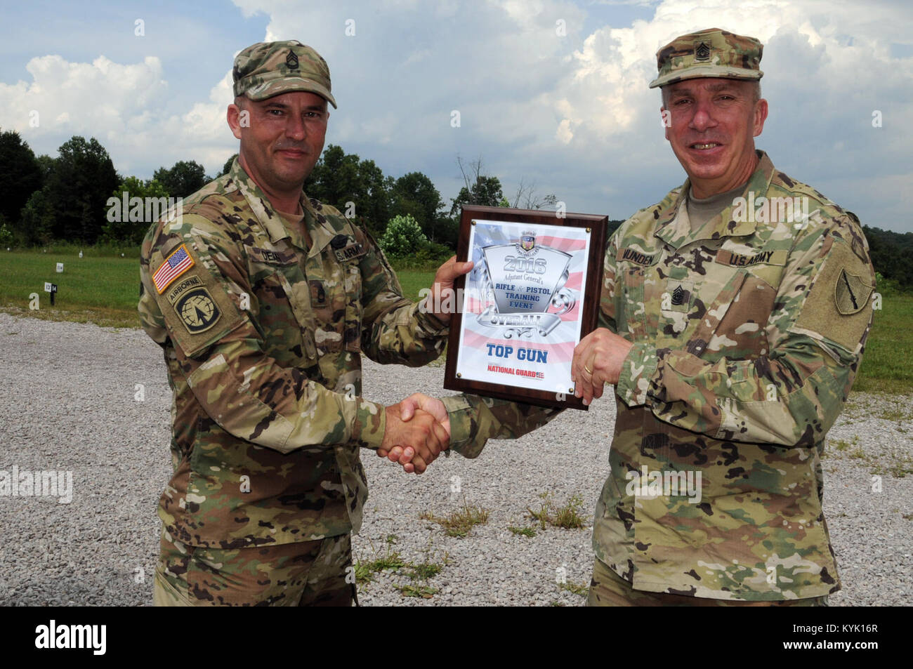 Le sergent de l'Armée de l'armée. 1ère classe Eric Doyen, accepte le prix Top Gun au cours de l'Assemblée annuelle de l'adjudant général de la Garde nationale du Kentucky Rifle and Pistol Événement de formation d'état de Fort Knox au Kentucky, le 31 juillet 2016. Le Top Gun est la garde avec le plus de points dans l'ensemble de l'événement. (U.S. La Garde nationale de l'armée photo par le Sgt. Brandy Mort) Banque D'Images