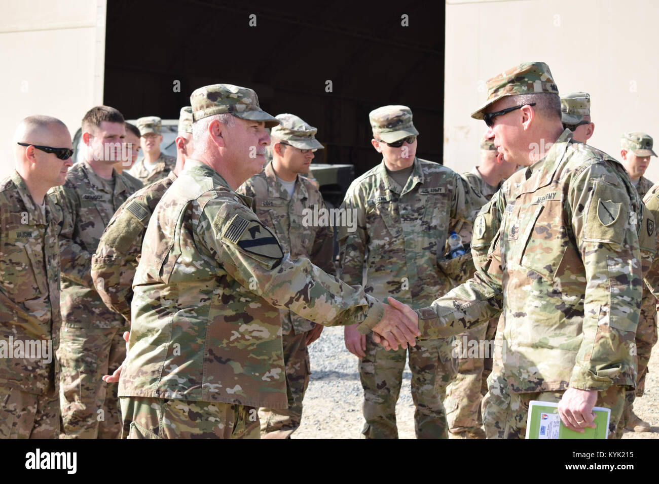 La commande de l'État Le Sgt. Le major David Munden accueille des soldats de la 207e compagnie de construction horizontale 4 mars lors d'une visite au Camp Arifjan, au Koweït. Banque D'Images