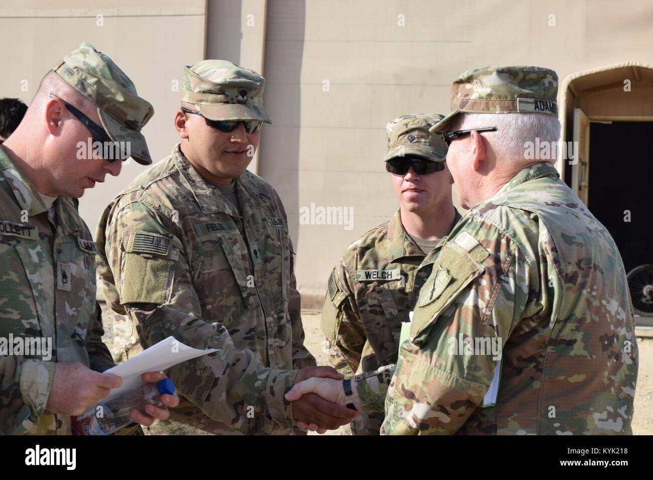 New York's Directeur de l'équipe conjointe Brig. Le général Benjamin Adams III accueille des soldats de la 207e compagnie de construction horizontale 4 mars lors d'une visite au Camp Arifjan, au Koweït. Banque D'Images