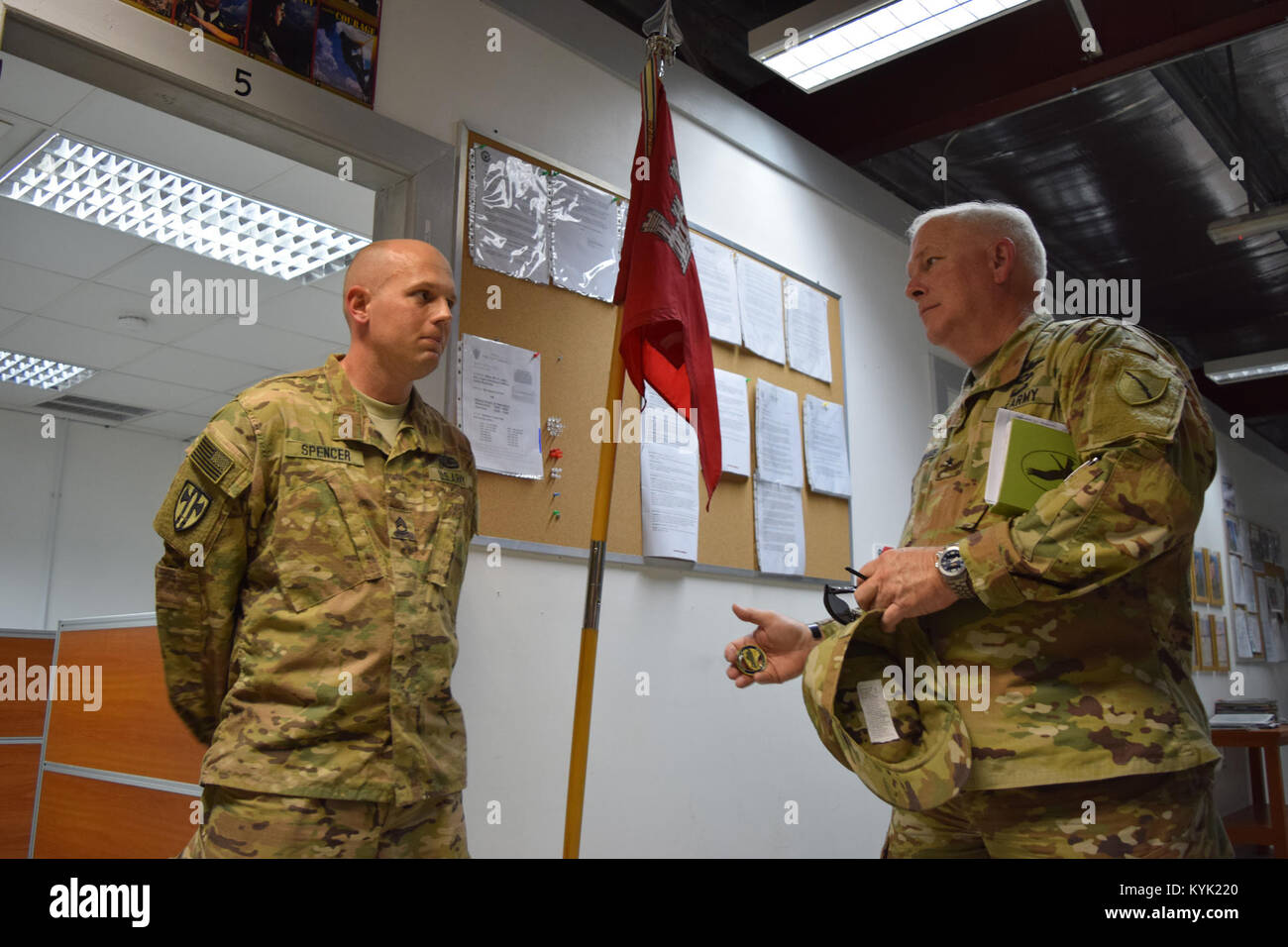 New York's Directeur de l'équipe conjointe Brig. Le général Benjamin Adams III, droite, présente le Sgt. 1re classe Adam Spencer de la 207e compagnie de construction horizontale à l'aide d'une pièce le 4 mars au cours de sa visite au Camp Arifjan, au Koweït. Banque D'Images