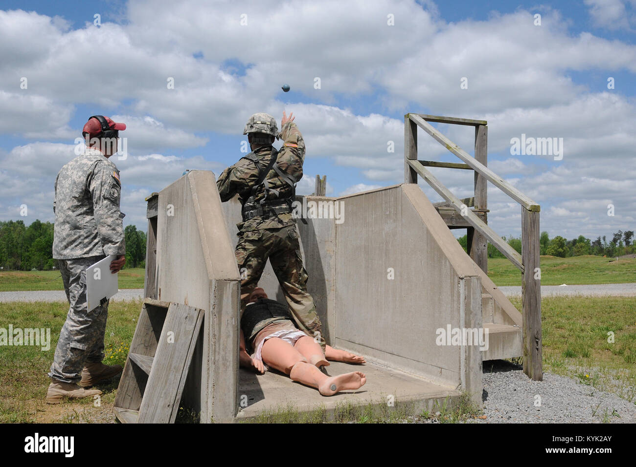 Un concurrent lance une grenade simulé au cours de la région III Concours Meilleur Guerrier au Wendell H. Ford Centre de formation régional à Greenville, Ky., 25 avril 2017. (U.S. La Garde nationale de l'armée photo par le Sgt. Jenny Ewanchew) Banque D'Images