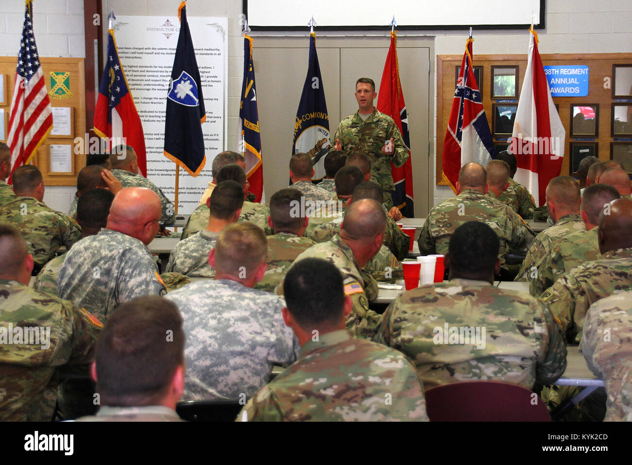 Le Sgt. 1re classe Tim Nein parle à la suite de la région III Concours Meilleur Guerrier au Wendell H. Ford Centre de formation régional à Greenville, Ky., 26 avril 2017. (U.S. Photo de la Garde nationale par le sergent. Raymond Scott) Banque D'Images