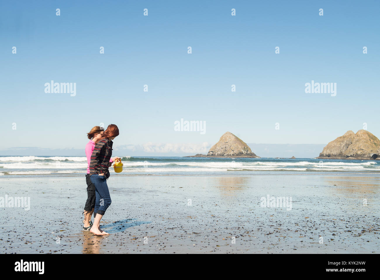 Les filles de parler et de marcher sur la plage Banque D'Images