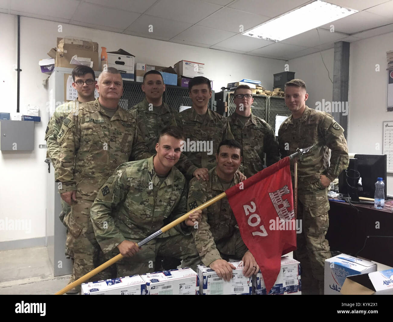 Les soldats de la 207e compagnie du génie de peloton siège envoyer un "Merci !" photo à une colline d'olive, Ky., à l'église pour l'envoi des colis à l'unité. (U.S. Photo de la Garde nationale 1er. Le lieutenant Tyler Cope) Banque D'Images