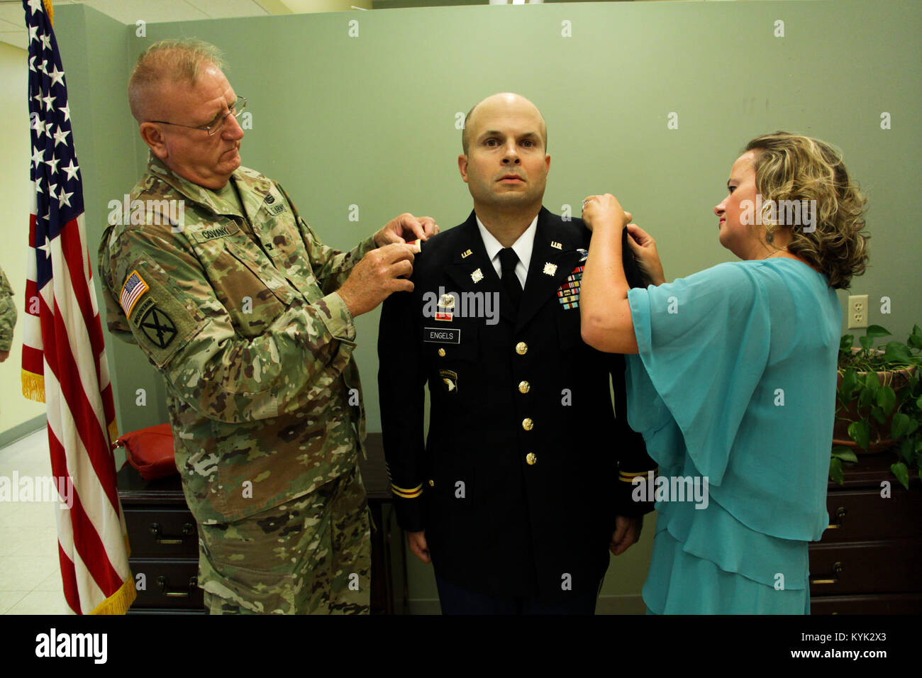 Le major Steven Engles, gestionnaire de l'entretien de surface pour la garde nationale du Kentucky, est promu au grade de lieutenant-colonel par le colonel Calvin Covany Jr. et son épouse Jessica lors d'une cérémonie de promotion, le 14 juillet 2017 à Frankfort, KY. (U.S. Photo de la Garde nationale CDT va Sanders) Banque D'Images