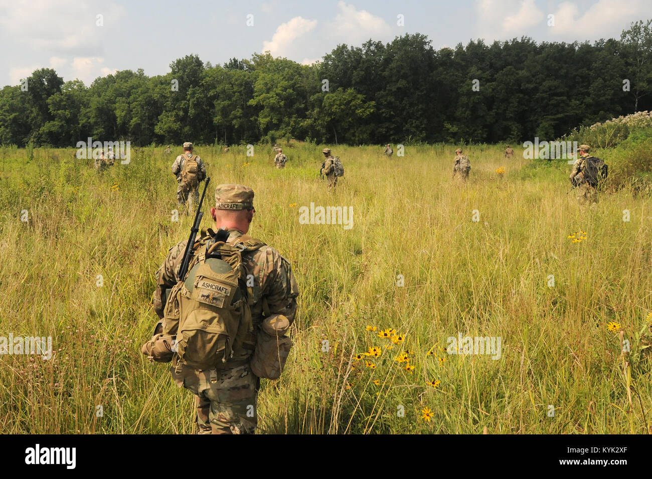 Soldats du 1er Bataillon, 149e d'infanterie et la conduite d'une compagnie d'ingénieur 1123Rd un exercice d'assaut aérien interarmes au Camp Atterbury, Ind., 18 juillet 2017. (U.S. Photo de la Garde nationale par le sergent. Raymond Scott) Banque D'Images