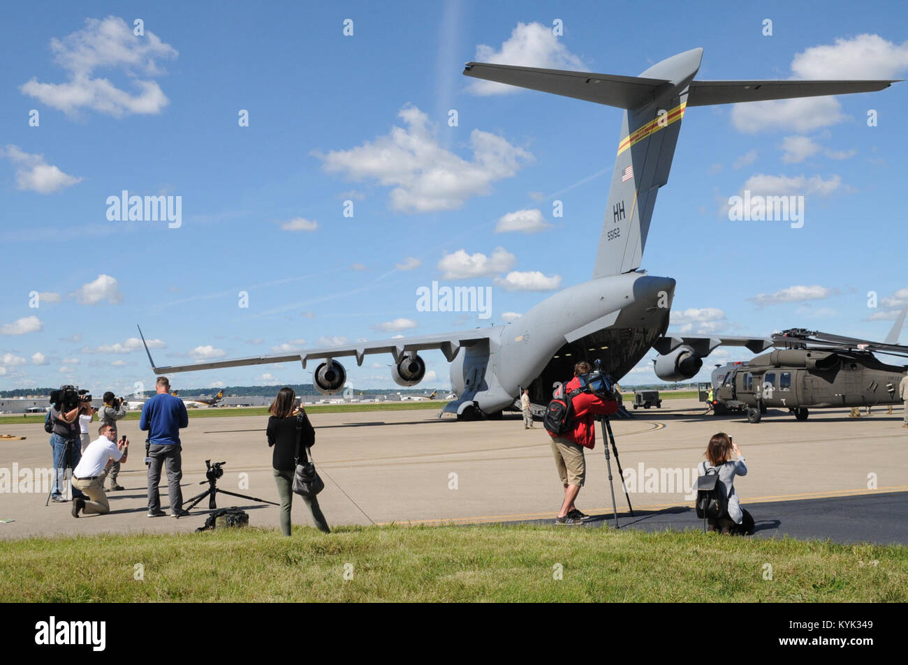 Local news media film le chargement du Kentucky Army National Guard's 63e Brigade d'aviation Théâtre's UH-60 Blackhawk dans la coque d', avant le chargement de leur C17 Globemaster III appartenant au 204e Escadron de transport aérien, New York Garde nationale, qui sera d'aider les efforts de secours et de sauvetage dans les Caraïbes après le passage de l'Irma la dévastation. (U.S. Photo de la Garde nationale par le sergent. Benjamin Crane) Banque D'Images