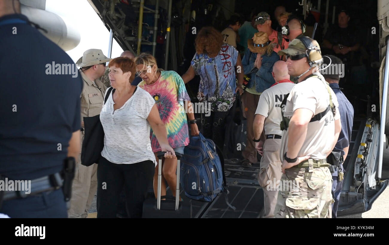 Les citoyens américains évacués de l'île des Caraïbes néerlandaises de Saint-Martin, au sortir d'un Kentucky Air National Guard C-130 à l'Air National Guard Base Muñiz à Carolina, Puerto Rico, 9 septembre 2017, à la suite de l'ouragan l'Irma. Douze membres de la California Air Guard's 123e Airlift Wing et deux de l'unité C-130 ont fait partie d'une équipe multi-unités qui ont évacué plus de 1 000 personnes à partir de la Saint-Martin. (U.S. Photo de la Garde nationale aérienne par le sergent. Angel Oquendo) Banque D'Images