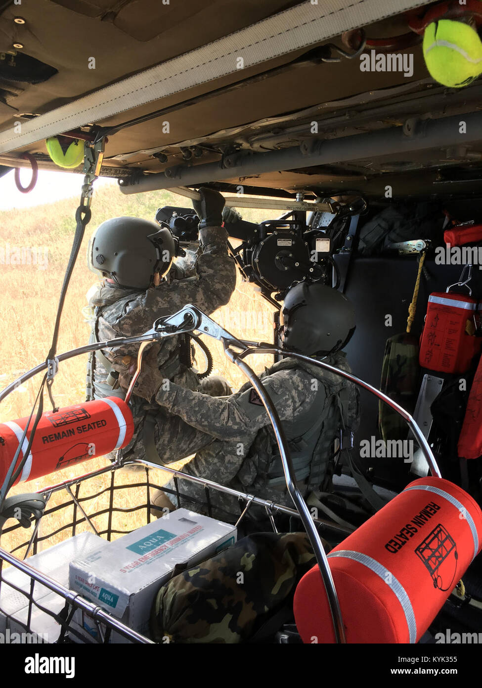 Soldats avec Charlie Co., 2/238ème de se préparer à l'aviation d'un palan évacuation dans les îles Vierges américaines, 10 Septembre, 2017. Des équipages d'alimentation pris en charge des livraisons et des évacuations de levage dans les Îles Vierges des États-Unis. (U.S. Photo de la Garde nationale 1ère le Lieutenant John Kerr) Banque D'Images