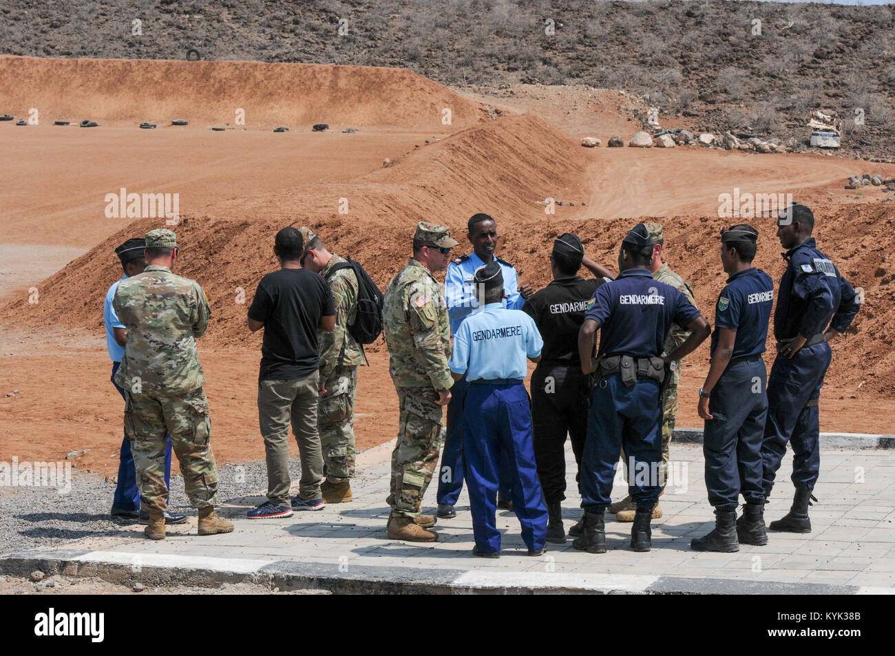 Des soldats du 1er bataillon du 149e Infantry rencontrer des membres de la Gendarmerie et de recevoir une visite de la Gendarmerie Centre de formation à Djibouti pour soutenir le Programme de partenariat entre l'état de la Garde nationale du Kentucky et de la nation de Djibouti le 26 septembre 2017. (U.S. Photo de la Garde nationale par la CPS. Sarah Gossett) Banque D'Images